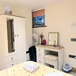 The Cloisters, Muston Apartment Gristhorpe